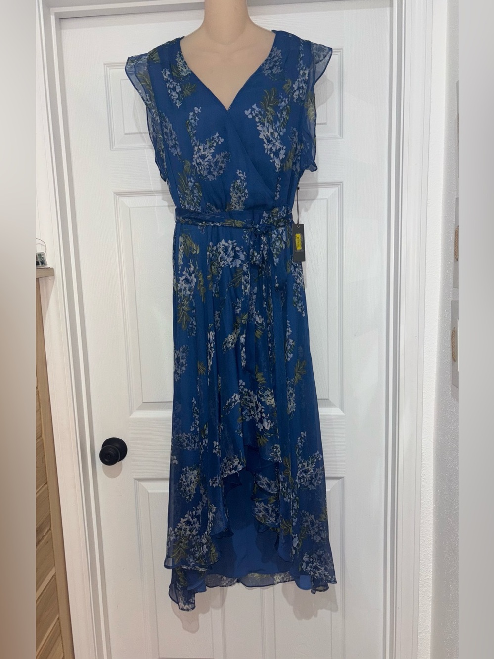 Vince Camuto Blue Floral V-Neck Ruffled Midi Dress